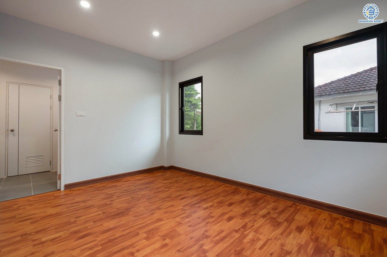 บ้านมือสองตกแต่งใหม่ ม.เนเบอร์โฮม วัชรพล เนื้อที่ 68 ตร.ว. ฟังก์ชัน 3 ห้องนอน 4 ห้องน้ำ 1 ห้องแม่บ้าน จอดรถได้ 2 คัน บนทำเลเชื่อมต่อหลายเส้นทาง ทั้ง ถนนสุขาภิบาล5 ถนนสายไหม และถนนรามอินทรา ใกล้ทางด่วน "ฉลองรัช" และรถไฟฟ้าสายสีเขียว "สถานีสายหยุด"